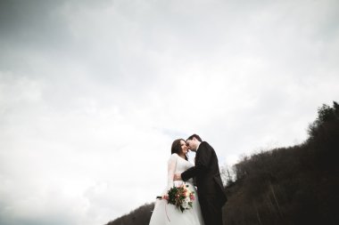 Mutlu evlilik çift, gelin ve damat zemin Dağları nın karşı temiz nehir poz