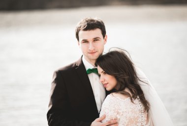 Mutlu yeni evliler, gelin ve damat nehir manzarası ile poz