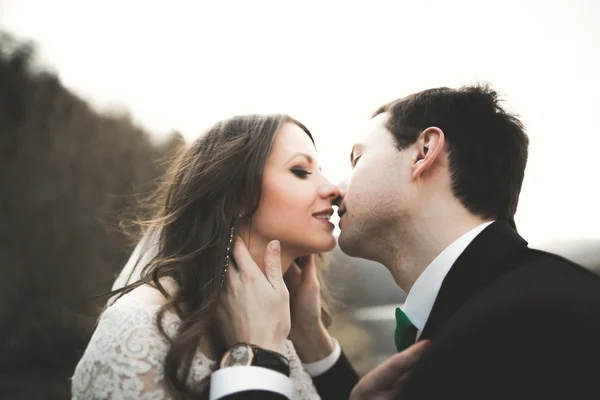 Feliz recién casados, novia y novio posando en el río con hermosas vistas — Foto de Stock