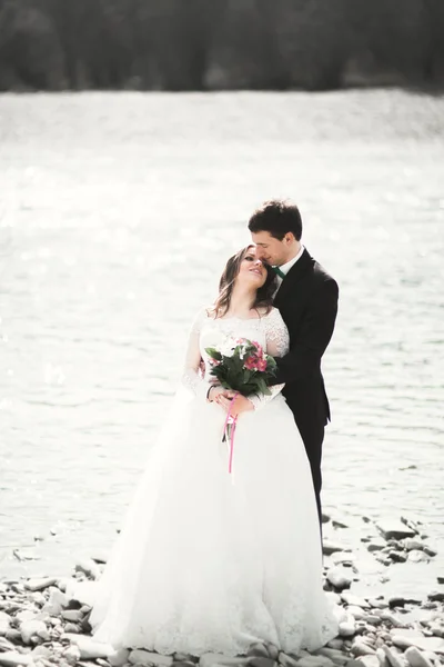 Feliz recém-casados, noiva e noivo posando no rio com belas vistas — Fotografia de Stock