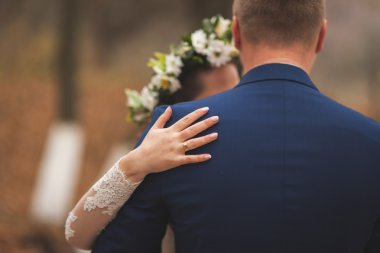 Mutlu evlilik çift, gelin ve damat sonbahar ormanda yürüyüş parkı