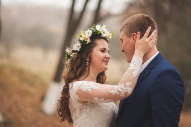 Mutlu evlilik çift, gelin ve damat sonbahar ormanda yürüyüş parkı