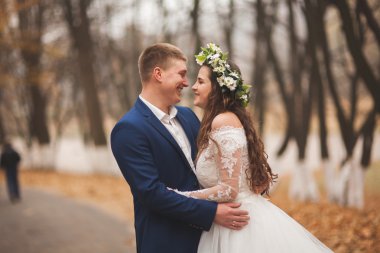 Mutlu evlilik çift, gelin ve damat sonbahar ormanda yürüyüş parkı