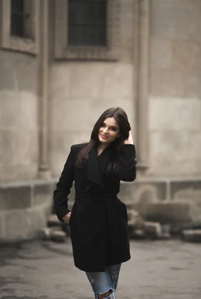 Linda morena jovem posando na rua na cidade velha — Fotografia de Stock