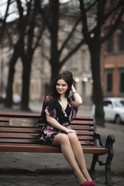 Linda morena jovem posando na rua na cidade velha — Fotografia de Stock