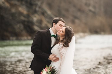 Mutlu evlilik çift, gelin ve damat zemin Dağları nın karşı temiz nehir poz