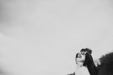 Mutlu evlilik çift, gelin ve damat zemin Dağları nın karşı temiz nehir poz