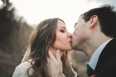 Mutlu yeni evliler, gelin ve damat nehir manzarası ile poz