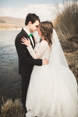 Mutlu yeni evliler, gelin ve damat nehir manzarası ile poz