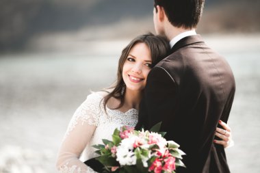 Mutlu yeni evliler, gelin ve damat nehir manzarası ile poz