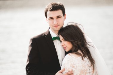 Mutlu yeni evliler, gelin ve damat nehir manzarası ile poz