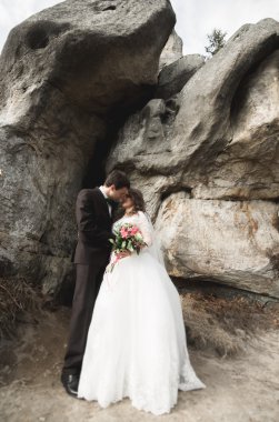 Öpüşme ve sarılma mutlu evlilik çift yüksek bir uçurum yakın: