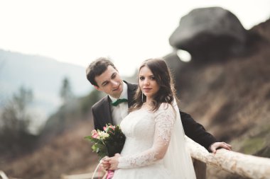 Öpüşme ve sarılma mutlu evlilik çift yüksek bir uçurum yakın: