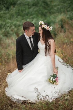 Lake Park yakınındaki poz zarif güzel düğün çifti