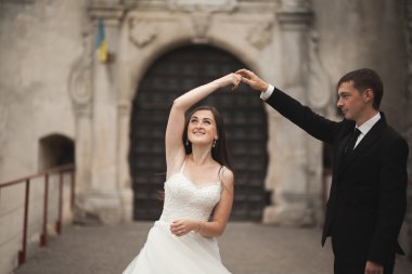 Mutlu düğün kaç sarılma ve birbirlerine arka plan güzel bitkiler kale üzerinde gülümseyen