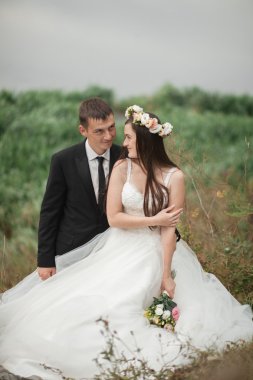 Lake Park yakınındaki poz zarif güzel düğün çifti