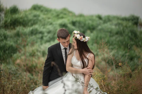 Lake Park yakınındaki poz zarif güzel düğün çifti — Stok fotoğraf