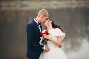 Aşk ve tutku - lake yakınındaki evli genç düğün çift öpücük