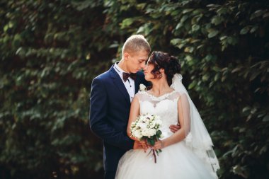 Mutlu evlilik çift, gelin ve damat parkta poz