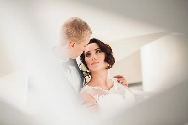 Happy wedding couple, bride and groom posing in hotel — Stock Photo, Image