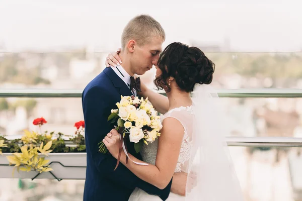Casal feliz casamento, noiva, noivo beijando com vista da cidade velha — Fotografia de Stock