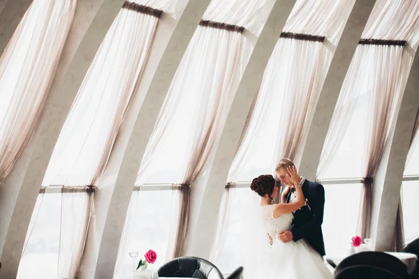 Felice coppia di nozze, sposa e sposo in posa in hotel — Foto Stock