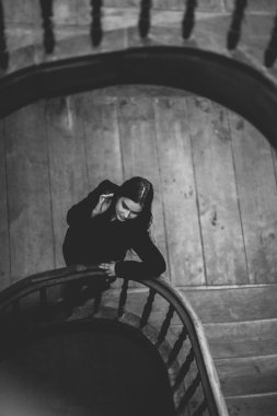 Güzel esmer genç kadın merdivenlerde poz