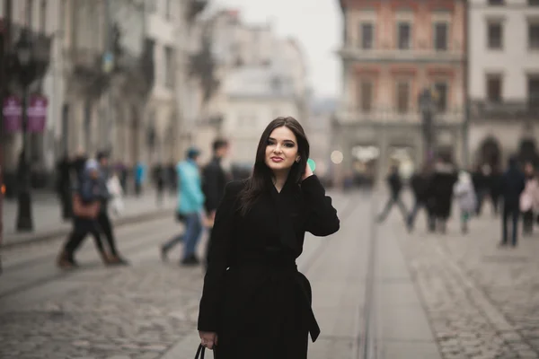 Linda morena jovem posando na rua na cidade velha — Fotografia de Stock