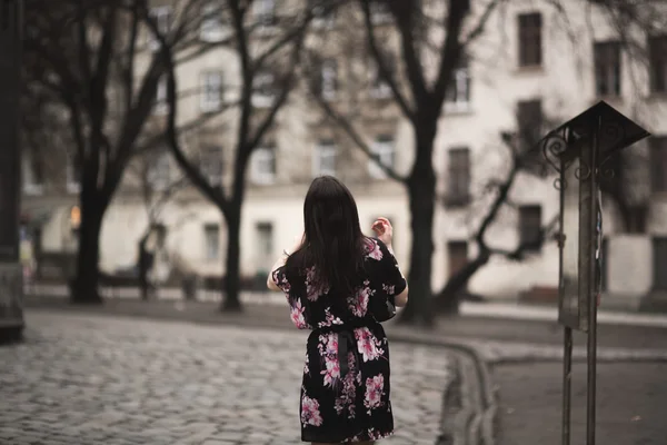 Красивая брюнетка молодая женщина позирует на улице в старом городе — стоковое фото