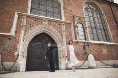 Muhteşem düğün çift, Gelin, damat yakınındaki eski kapısı bina poz