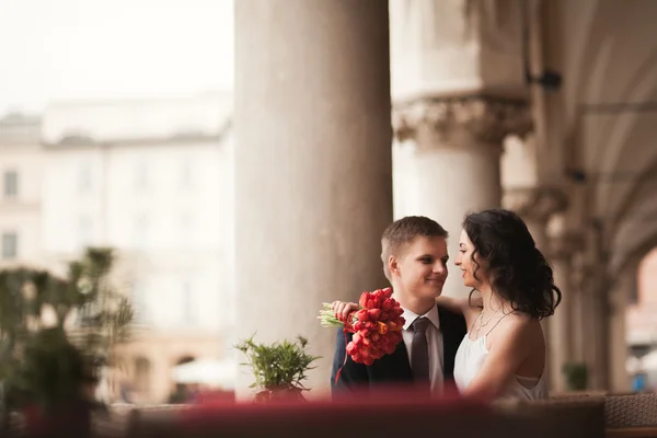 Couple de mariage, homme, fille assis dans le café souriant et embrasser — Photo