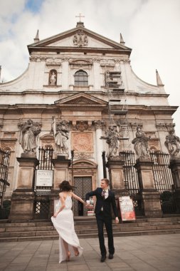 Çift düğün, gelin ve damat bir church Krakow civarındaki oteller