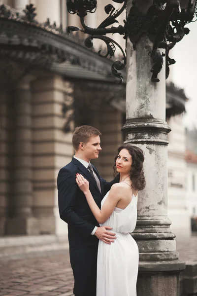 Güzel düğün çift, Gelin, damat öpüşme ve tiyatro arka planı sarılma