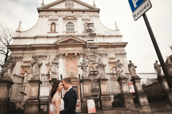 Свадебная пара, невеста и жених возле церкви в Кракове — стоковое фото