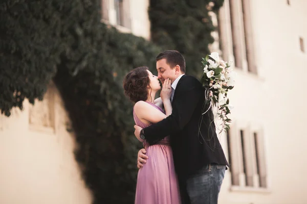 Casal bonito, homem, menina com vestido rosa longo posando no castelo velho perto de colunas. Cracóvia Vavel — Fotografia de Stock