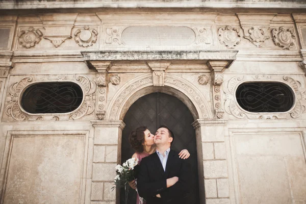 Splendida coppia di nozze, sposo e sposa con abito rosa passeggiando nella città vecchia di Cracovia — Foto Stock