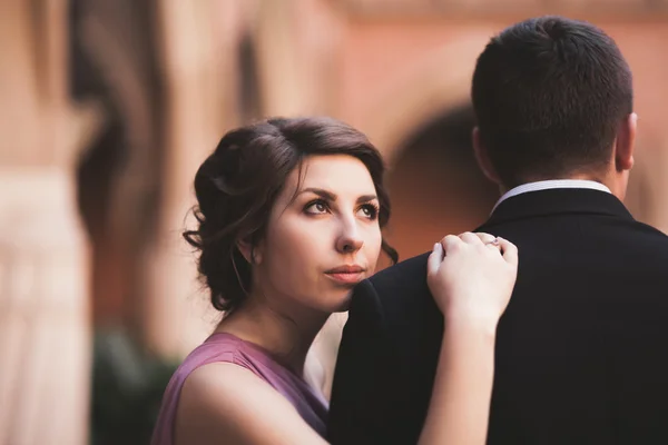 Jeune couple amoureux mariée et marié posant près de la zone avec des colonnes blanches sur le fond. Cracovie — Photo