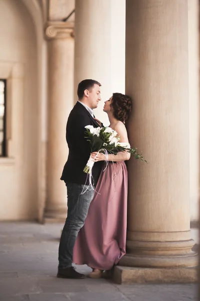 Casal bonito, homem, menina com vestido rosa longo posando no castelo velho perto de colunas. Cracóvia Vavel — Fotografia de Stock