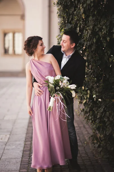 Beau couple, homme, fille avec une longue robe rose posant dans un vieux château près de colonnes. Vavel de Cracovie — Photo