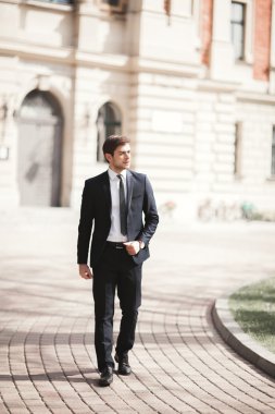 Açık havada yürüyüş ve uzağa arıyorsunuz şık işadamı