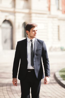 Açık havada yürüyüş ve uzağa arıyorsunuz şık işadamı