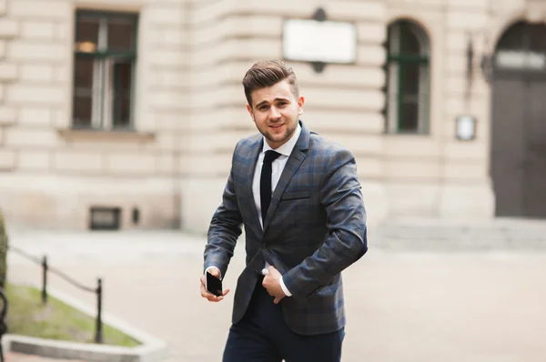 Bonito elegante jovem empresário posando retrato ao ar livre — Fotografia de Stock