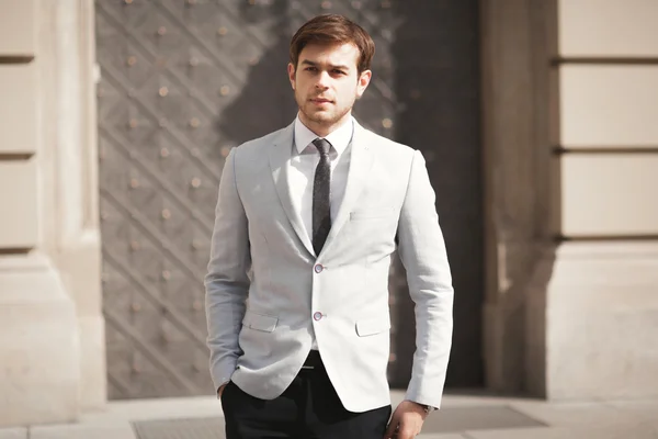 Bonito elegante jovem empresário posando retrato ao ar livre — Fotografia de Stock