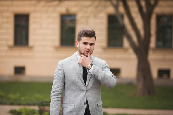 Guapo elegante joven empresario posando retrato al aire libre —  Fotos de Stock