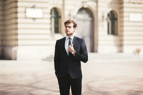 Guapo elegante joven empresario posando retrato al aire libre —  Fotos de Stock