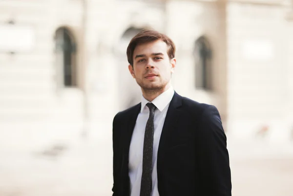 Bonito elegante jovem empresário posando retrato ao ar livre — Fotografia de Stock