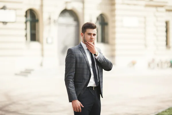 Bonito elegante jovem empresário posando retrato ao ar livre — Fotografia de Stock