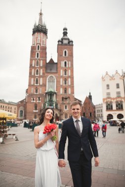 Krakow ana meydanında yürüme zarif güzel düğün çifti