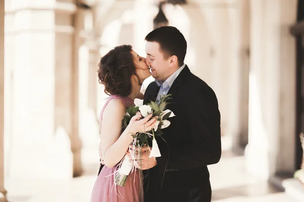 ロマンチックな結婚式のカップル、男と妻、古い建物列近くポーズ — ストック写真