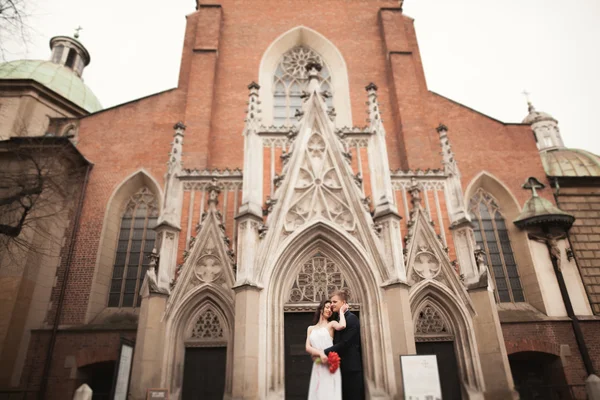 新婚夫妇，新娘和新郎附近的一座教堂在克拉科夫 — 图库照片